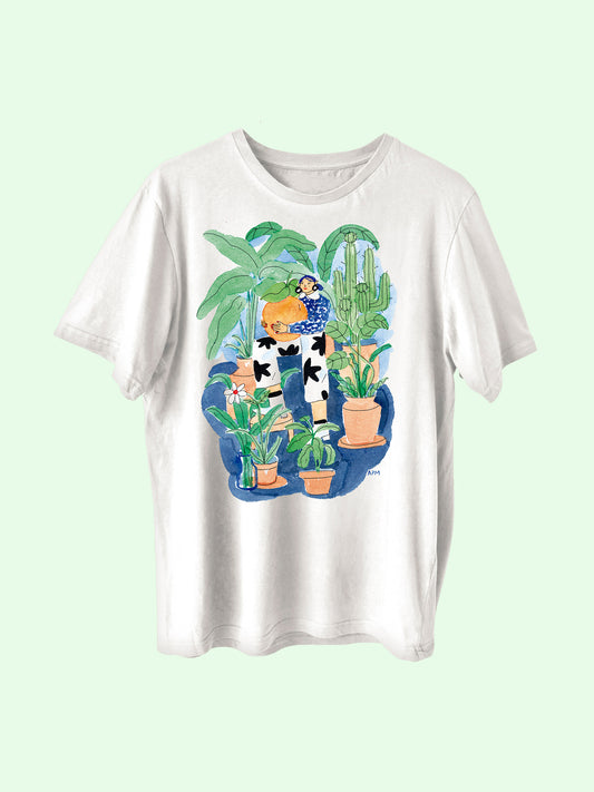 Floral or Botanical T shirt for woman in Canada. Short sleeve 100% cotton women’s shirt featuring a woman surrounded by her beloved urban jungle, designed by Latino artist Ana Paula Machuca. Made in Peru.